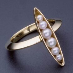 18K yellow gold and pearl ring based on the idea of peas in a pod, made by the architect