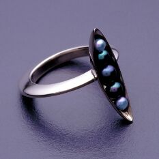 18K white gold and black pearl ring in the peapod form